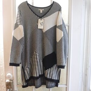 Dana Buchman V-Neck White/Black Geometric Patter Knit Top